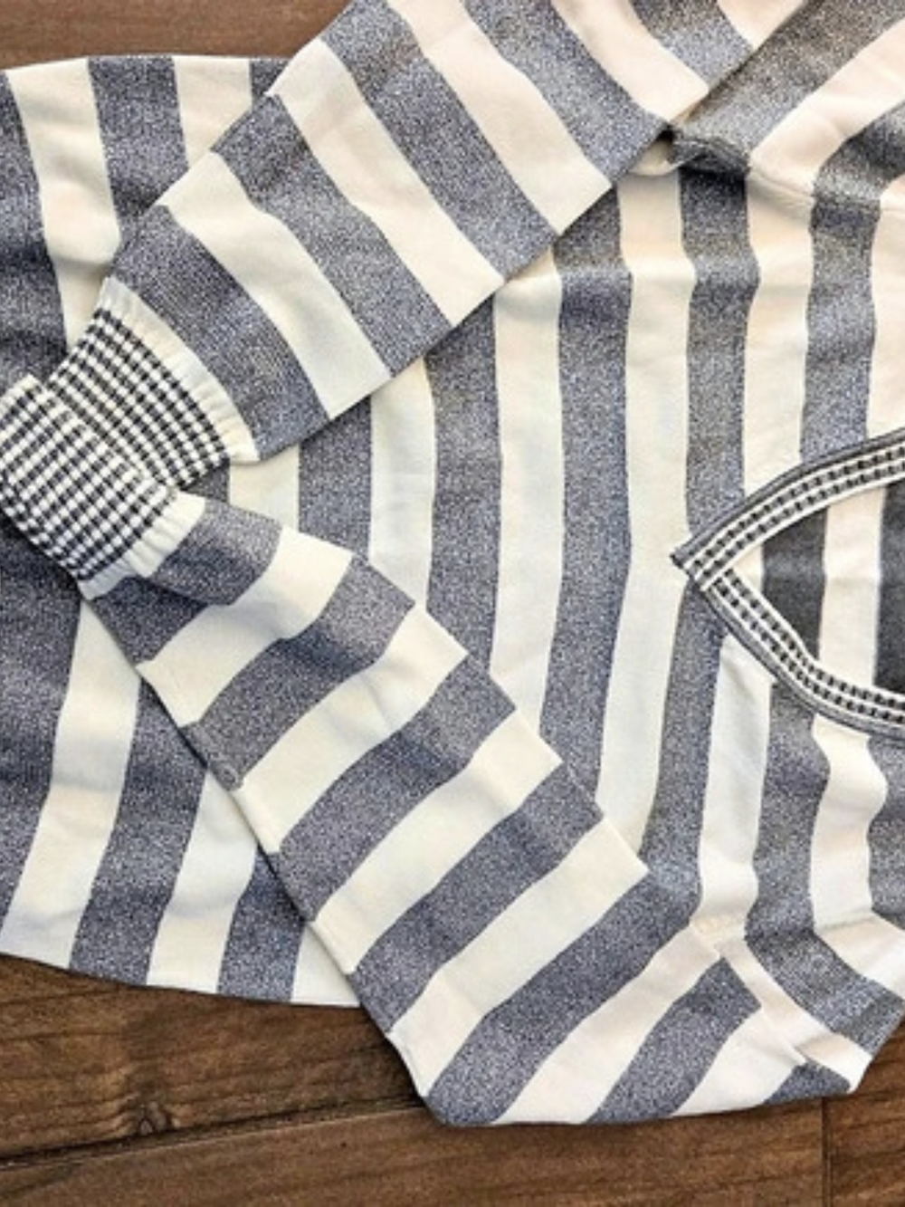Iiz Claiborne Striped Sweater in Gray Metallic & Cream Size Medium